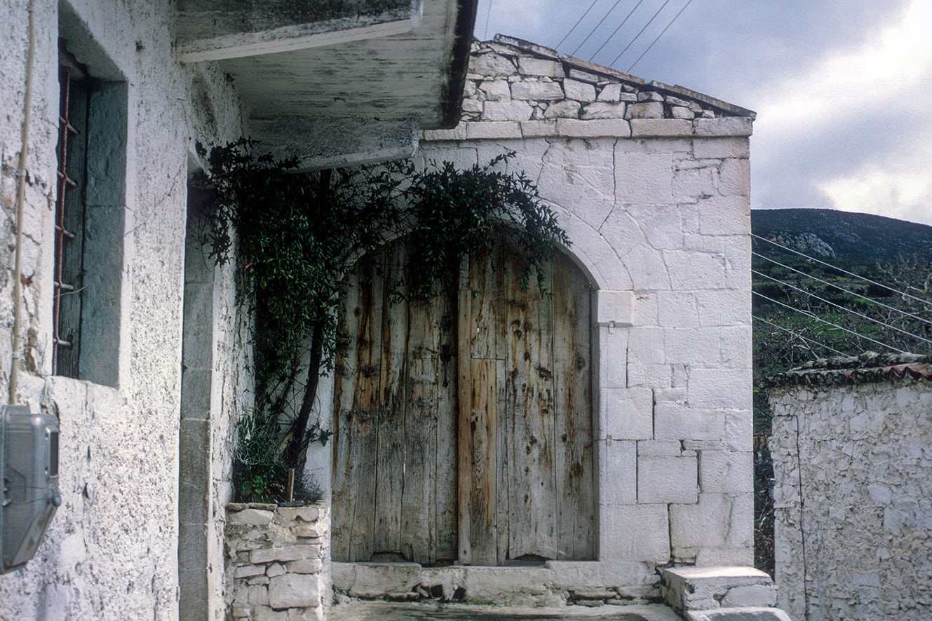 Lakomia an old door in Chrysafa