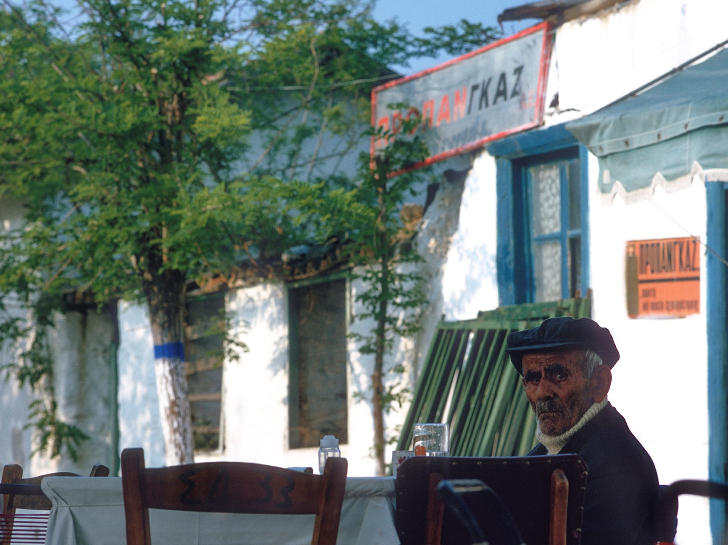 Στο καφενείο στην Ουρανούπολι