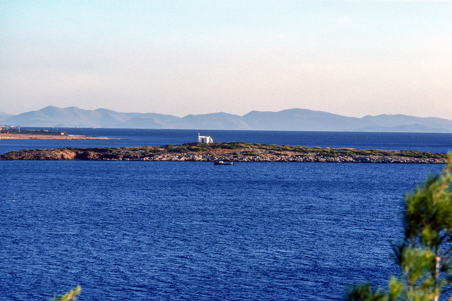 Το νησάκι απέναντι από την Βραώνα