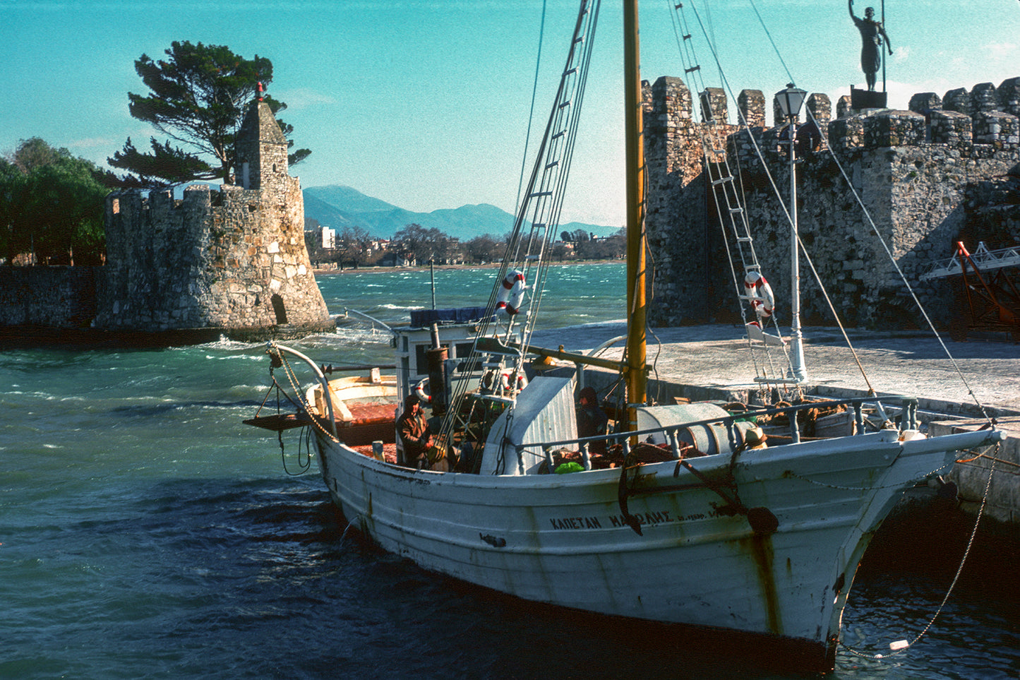 Ναύπακτος: το καϊκι με τον ψαρά στο λιμάνι