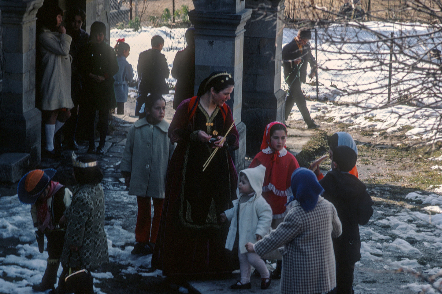 Μετσοβίτισσα πηγαίνει στην εκκλησία