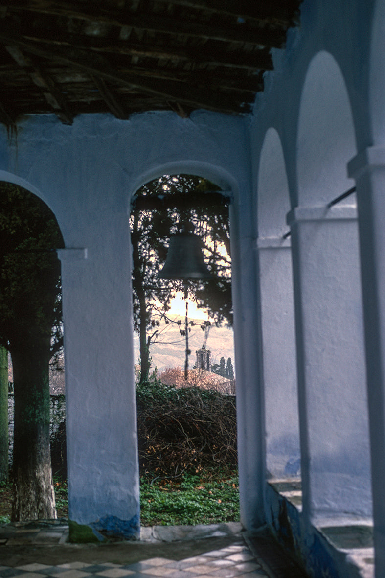 Οι καμάρες της εκκλησίας στα Αμπελάκια