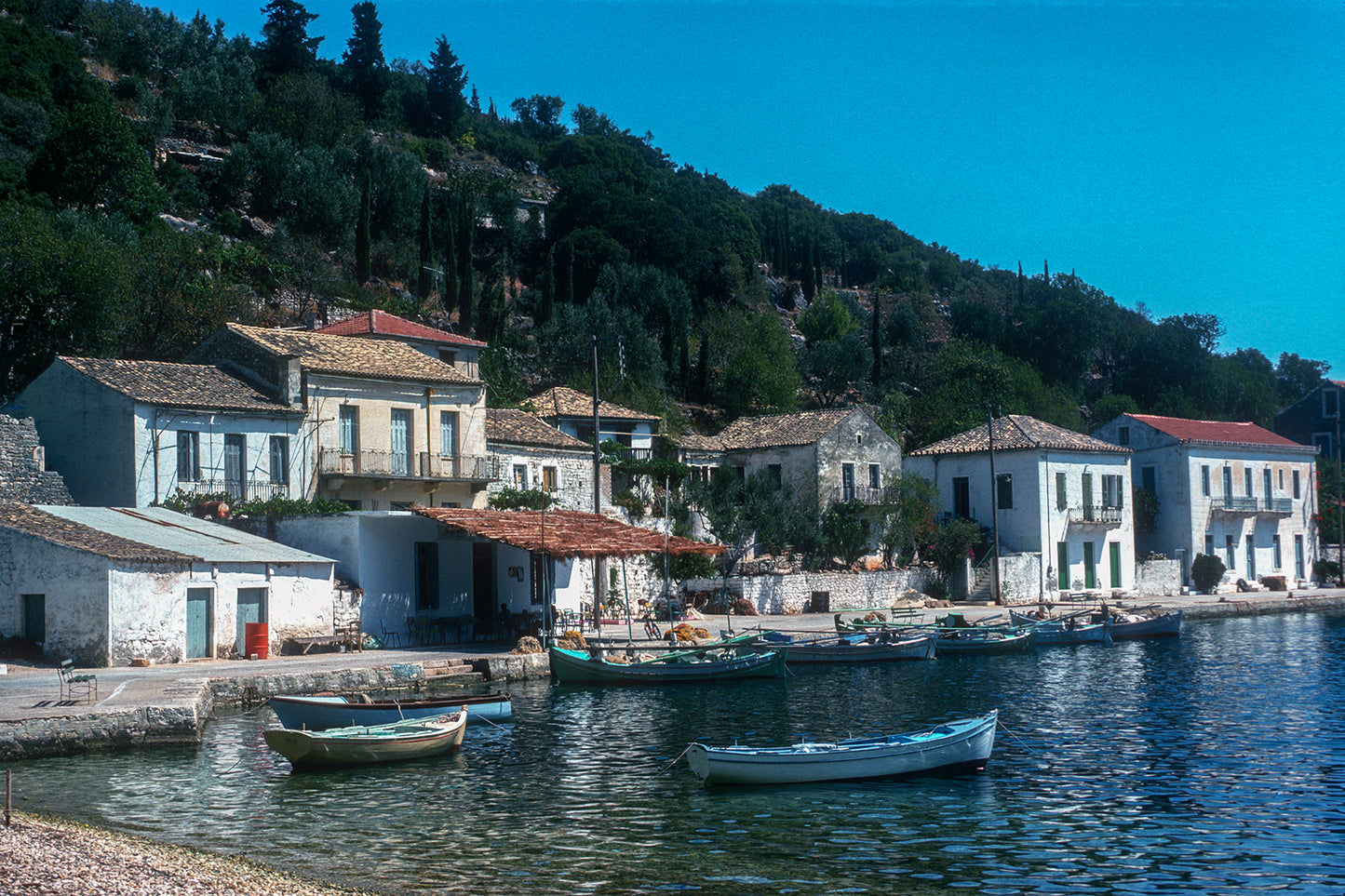 Σπίτια και βαρκούλες στην Ιθάκη