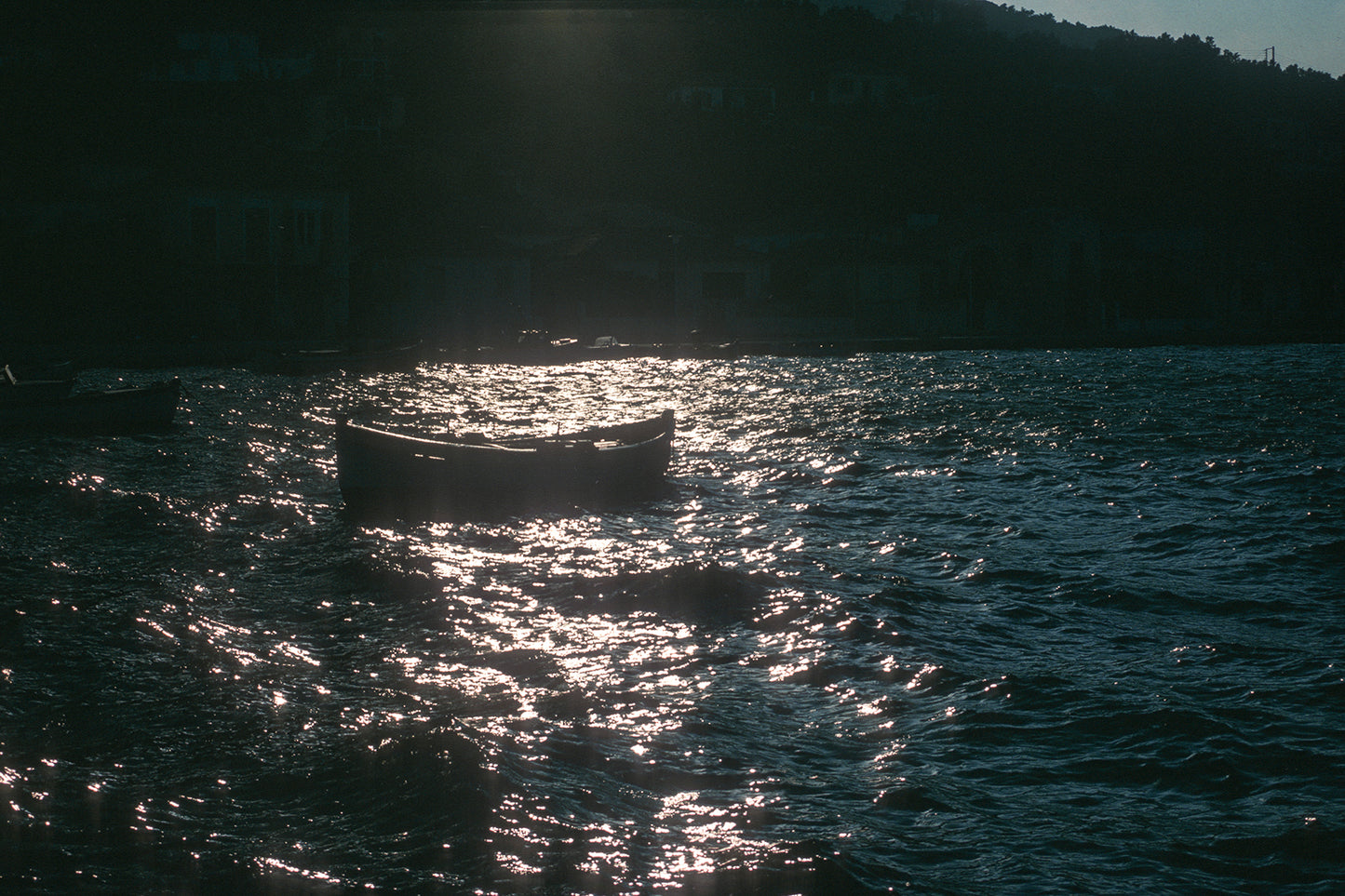 Το βαρκάκι στο ηλιοβασίλεμα στην Ιθάκη