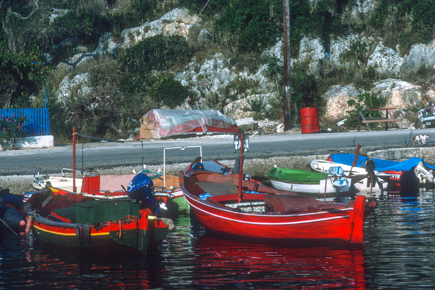 Οι κόκκινες βάρκες στους Παξούς