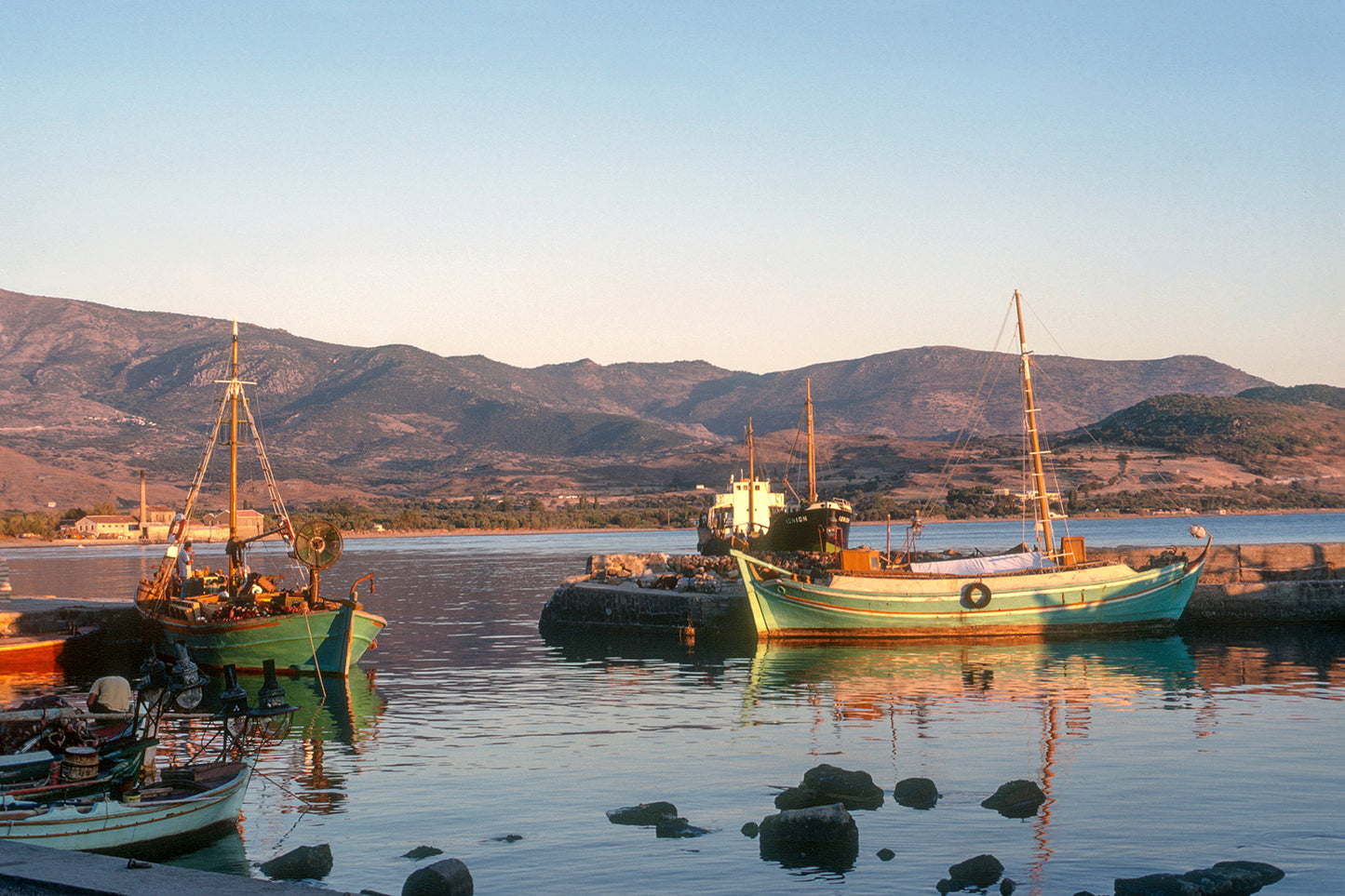 Μυτιλήνη: Σκάλα Μολύβου τα καϊκια στο λιμάνι
