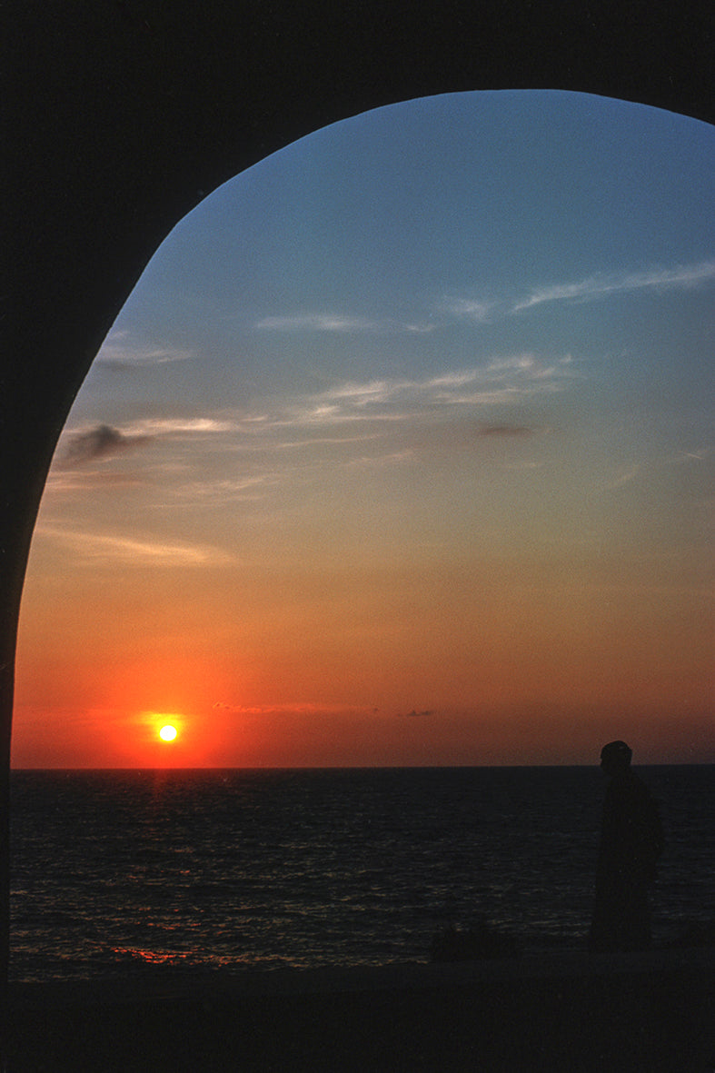 Σάμος, η δύση έξω από την εκκλησία στο Καρλόβασι