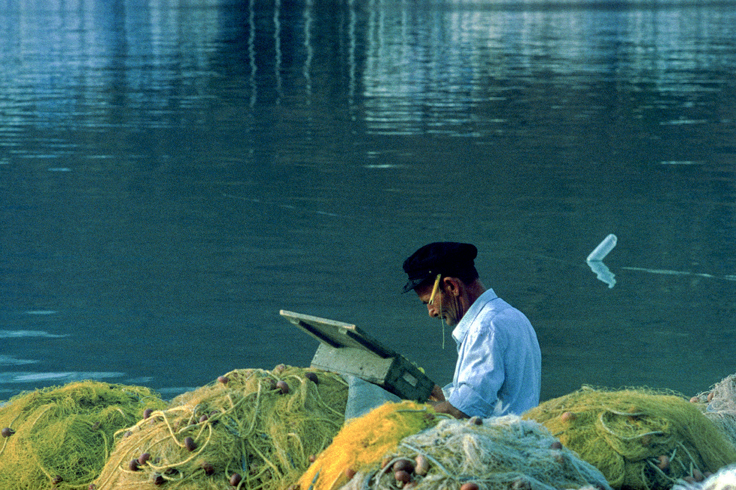 Μπαλώνει τα δίχτυα του