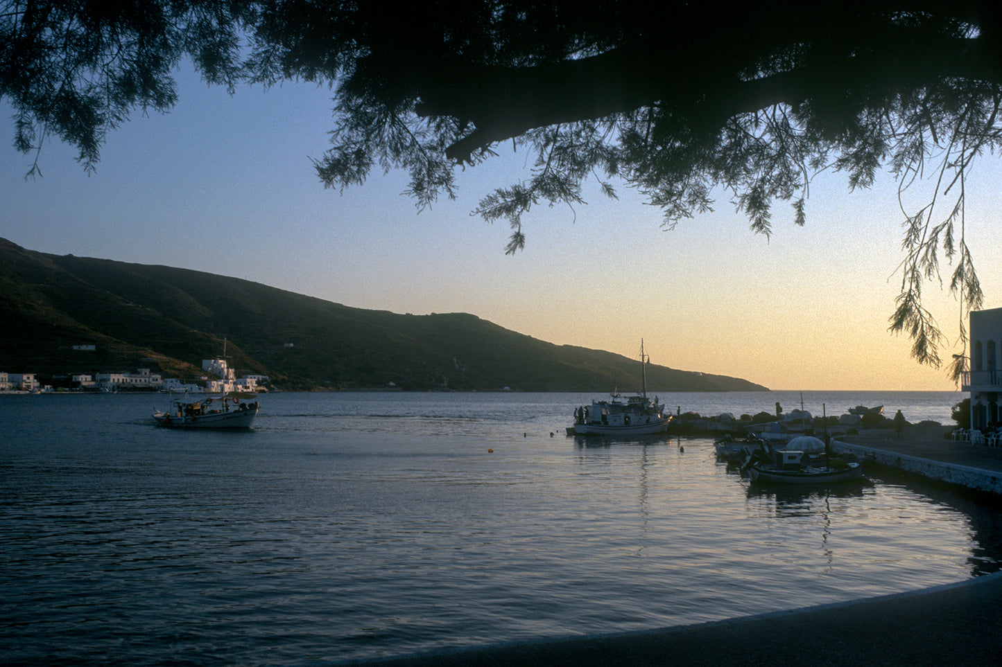 Ανταύγειες της δύσης στα Κατάπολα στην Αμοργό