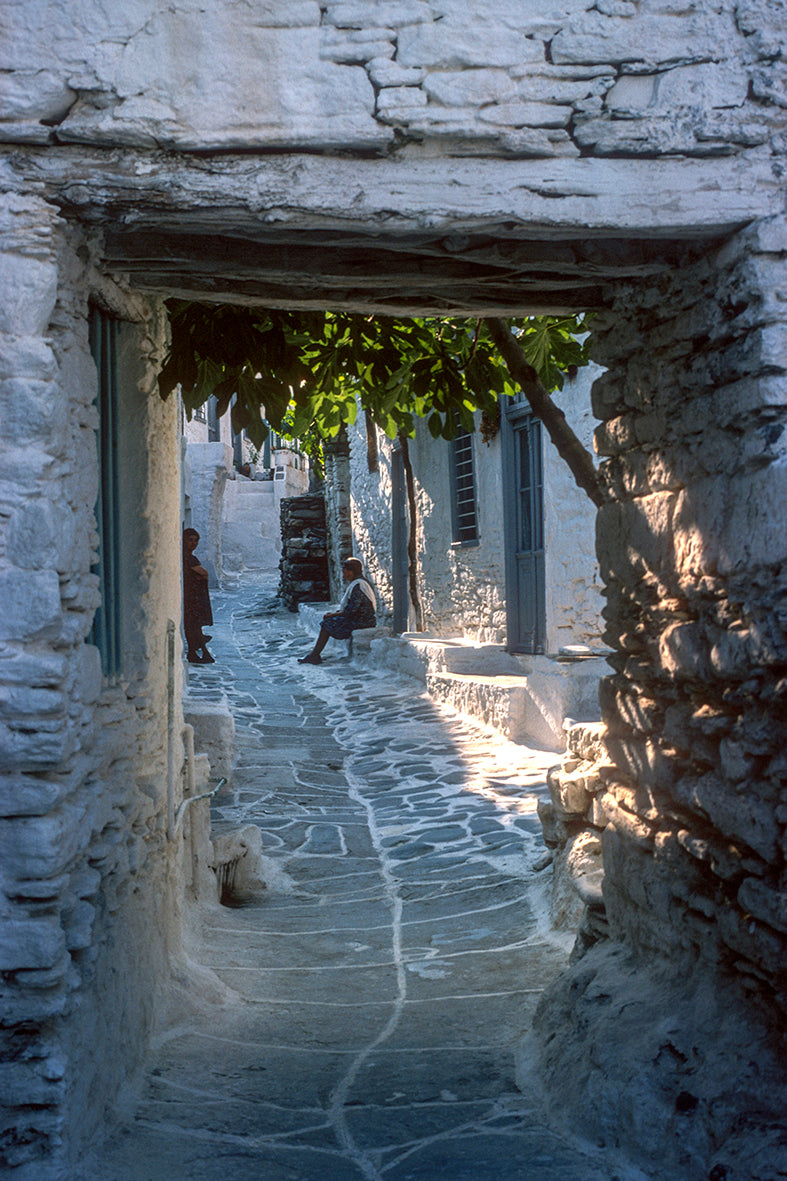 Sifnos chatting in Kastro alley