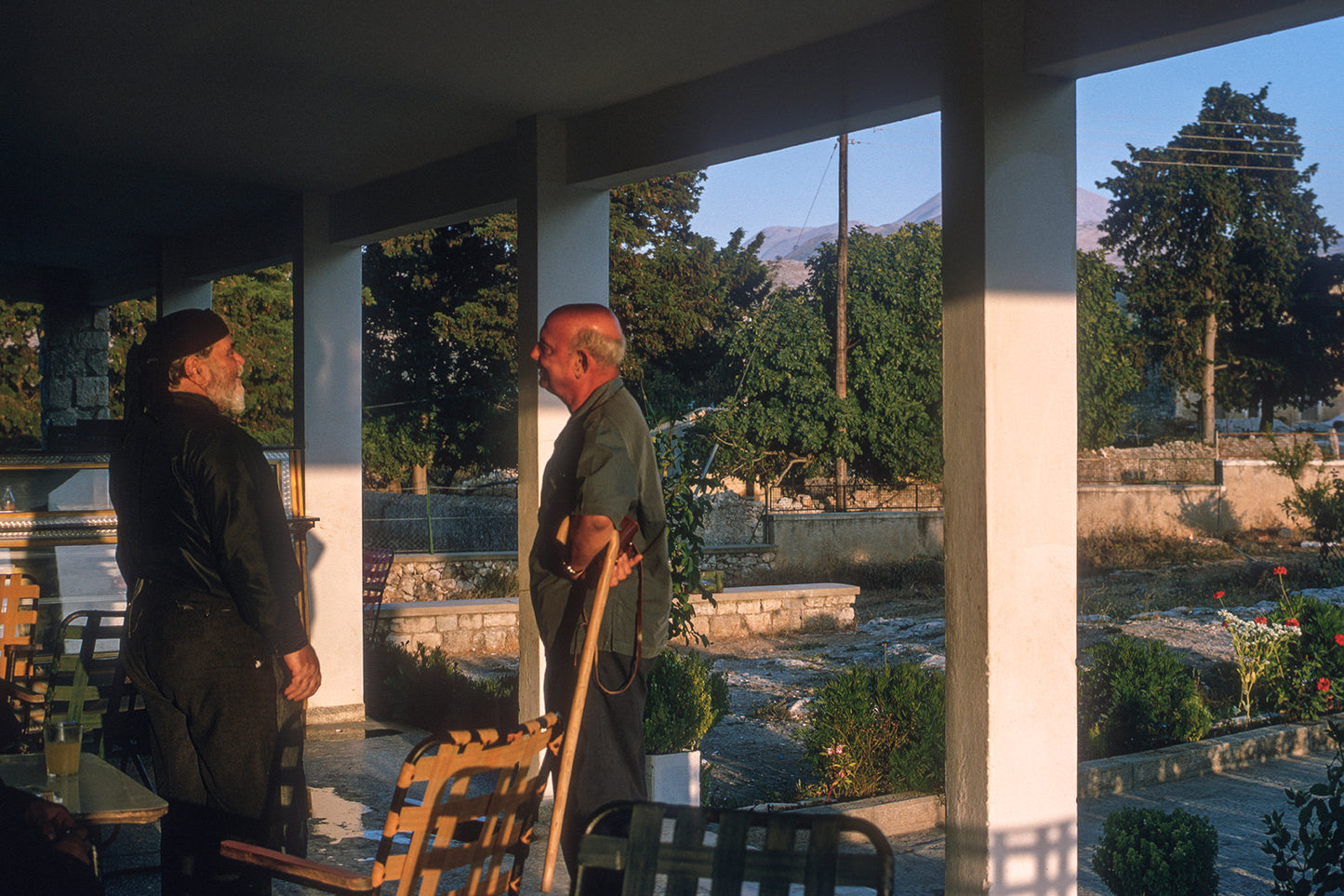 Κρήτη: Αρκάδι ο καλόγερος με έναν επισκέπτη