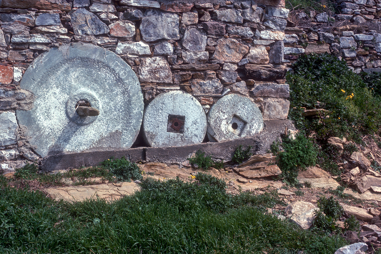 Mani in Vatheia millstones