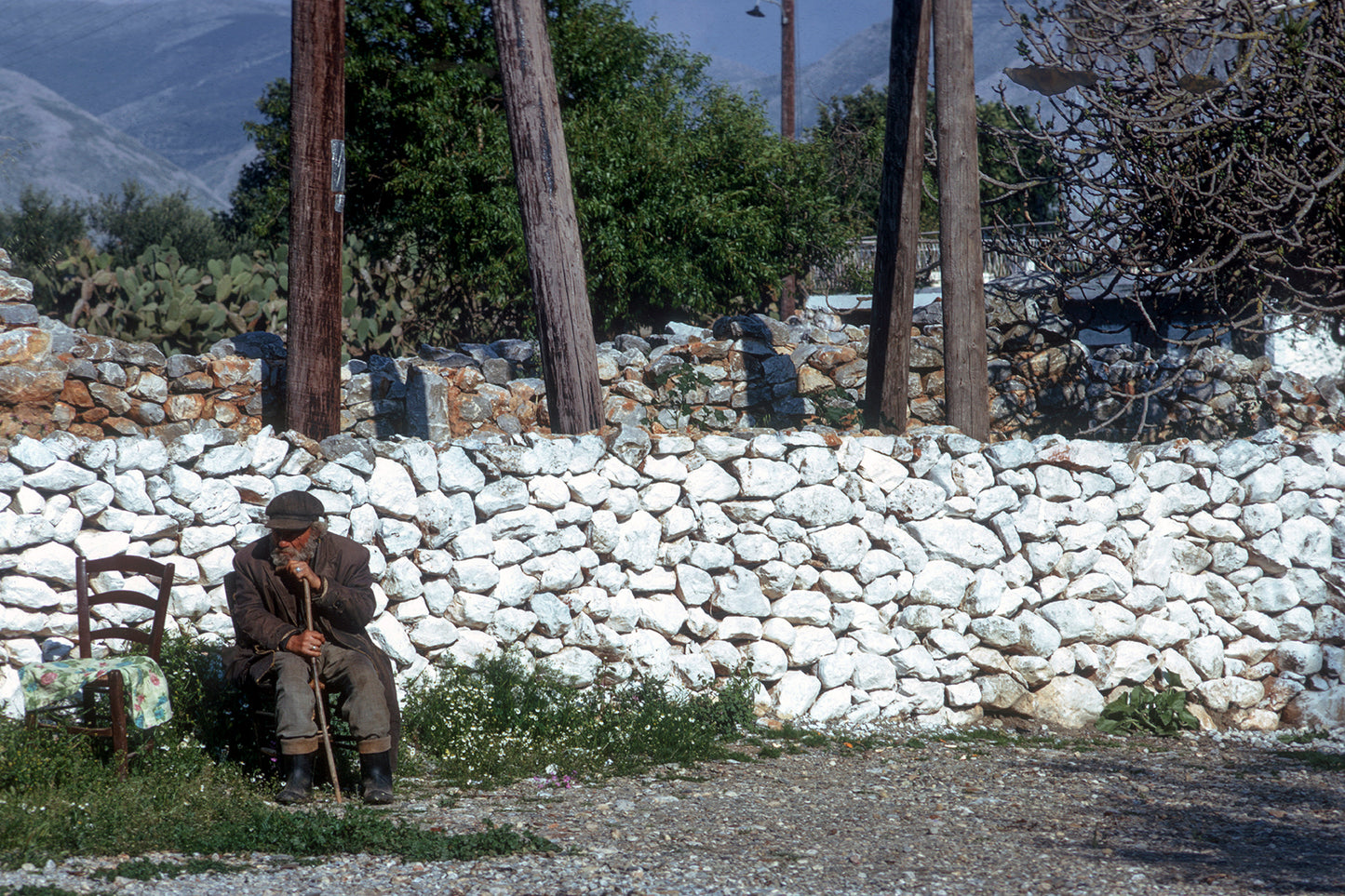 Μάνη ένας σκεπτικός γέροντας
