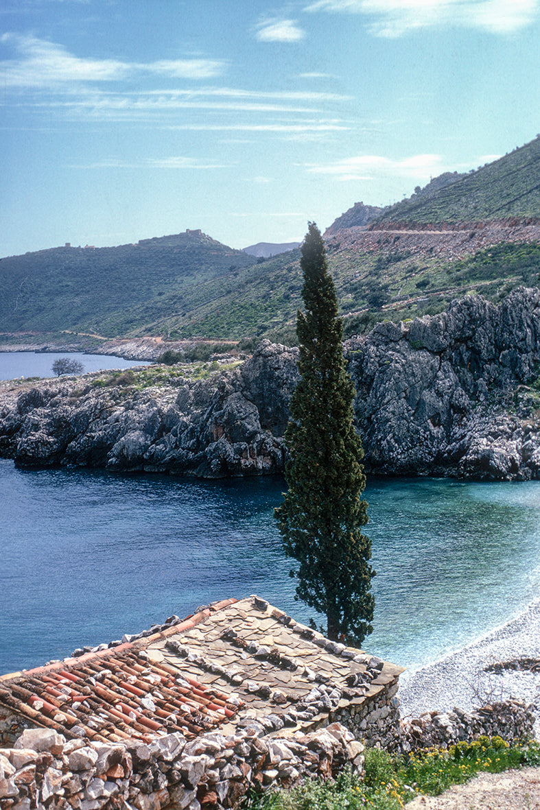 Το κυπαρίσσι, η θάλασσα και το σπιτάκι στην Μάνη