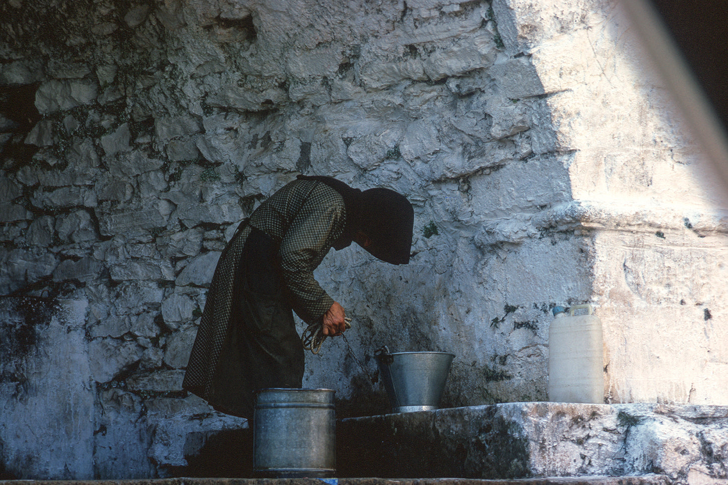 Μάνη με το κύρτωμα των χρόνων...