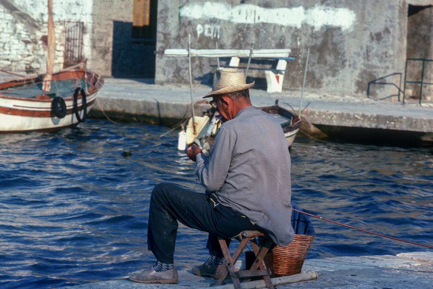 Στους Παξούς ο μοναχικός ψαράς