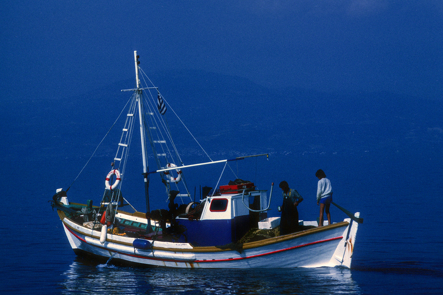 Καϊκι φεύγει για ψάρεμα