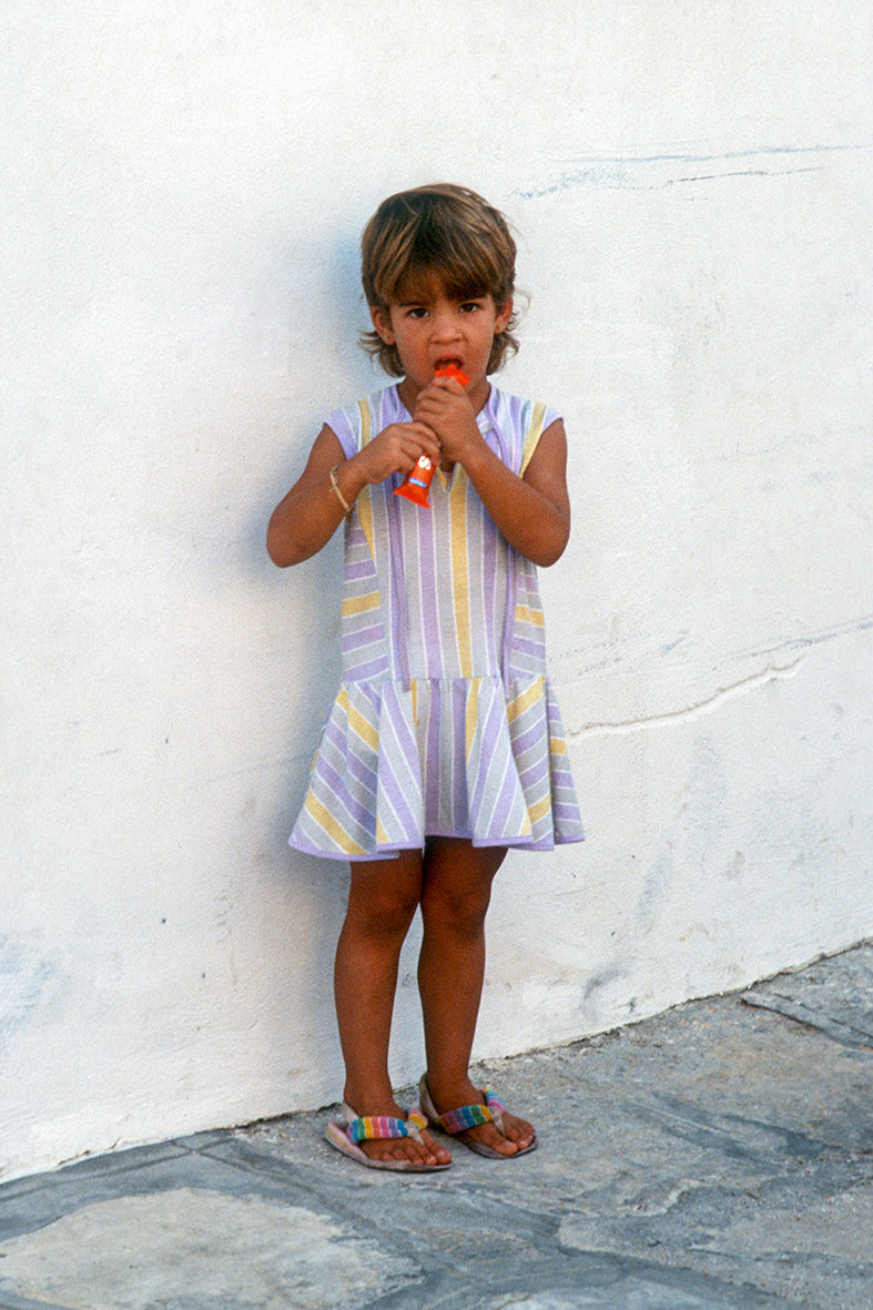 Το κοριτσάκι απολαμβάνει το παγωτό