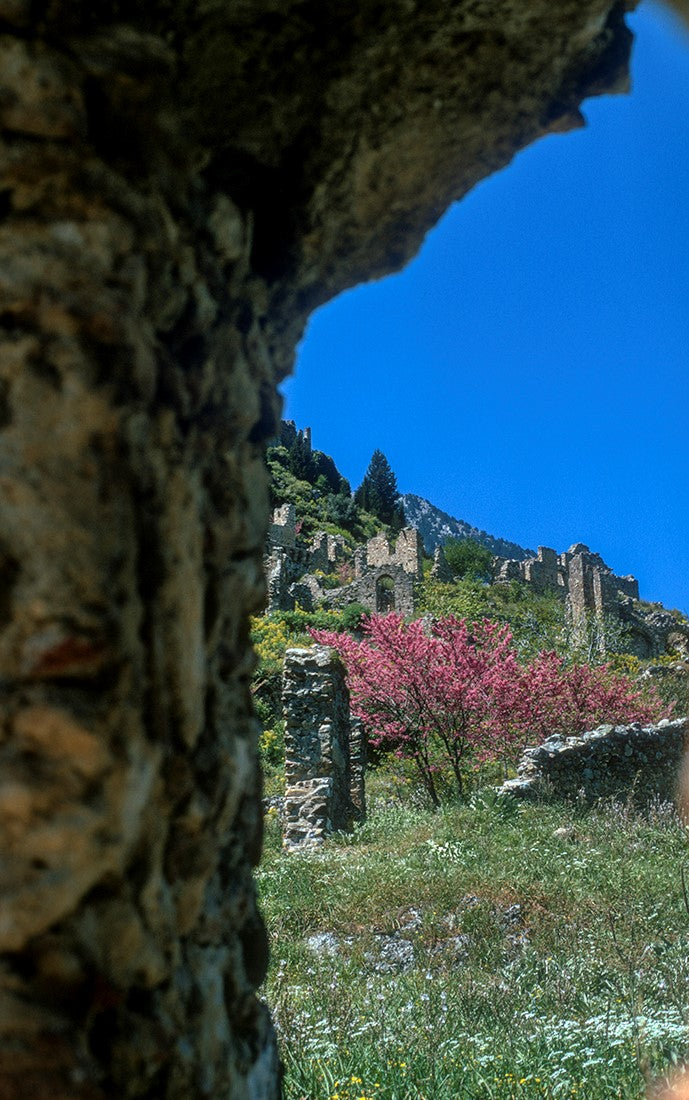 Mystras: The view of the ruins through the arch