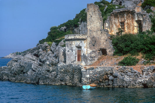 Kyparissi: The ruined house and the small boat