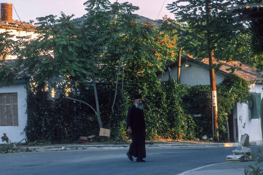 Διασχίζοντας τον δρόμο στην Ουρανούπολι