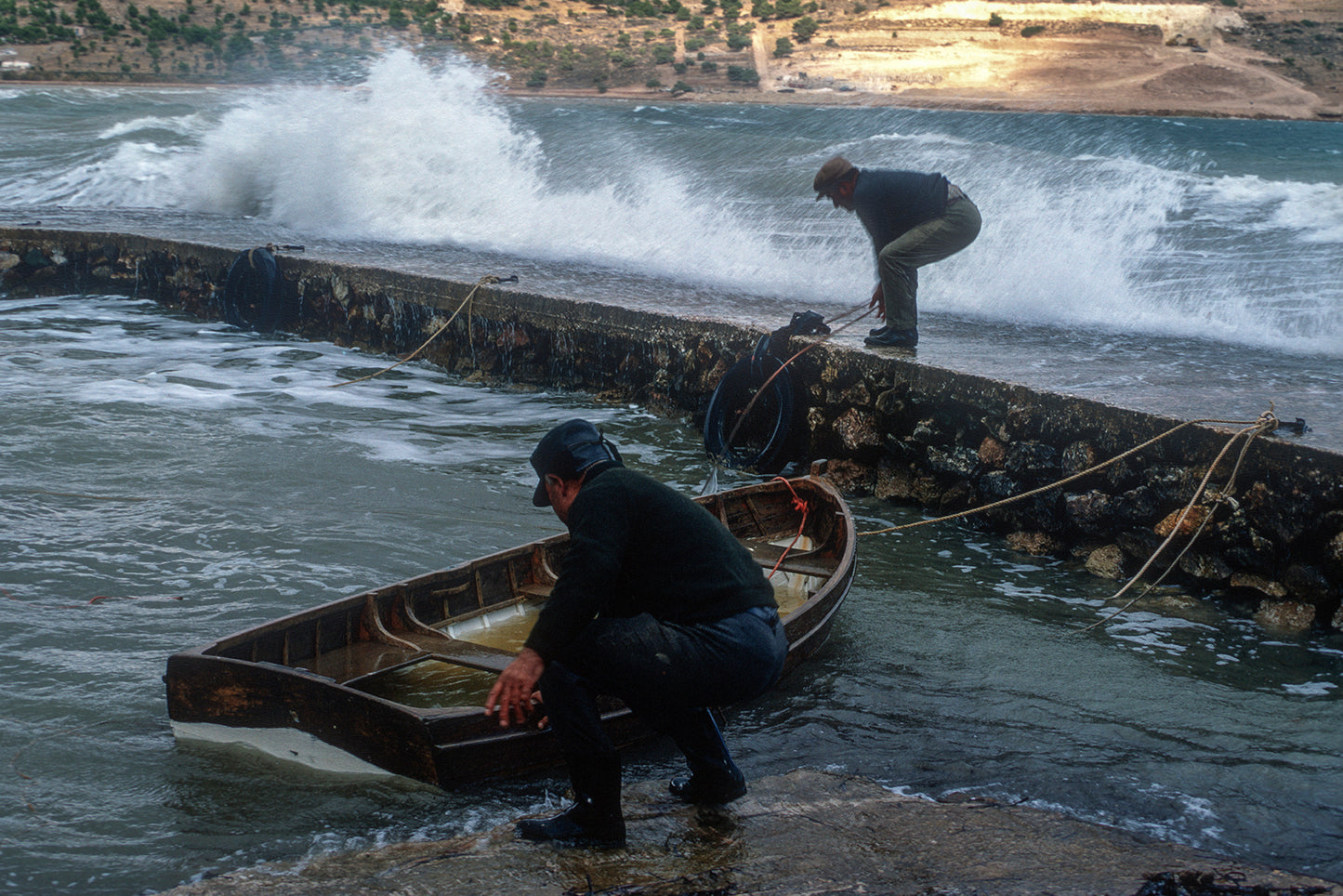 Κύμα να προλάβουν να βγούν οι βάρκες στην Βραώνα