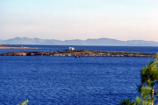 Το νησάκι απέναντι από την Βραώνα