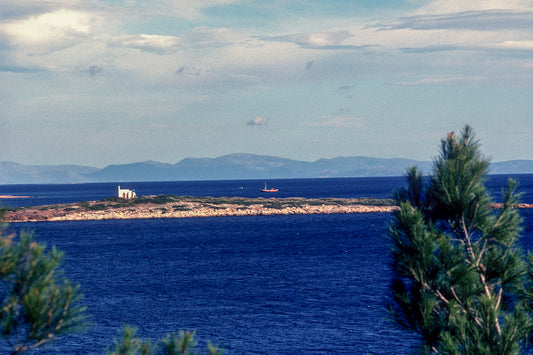 Θέα στο νησάκι απέναντι από την Βραώνα