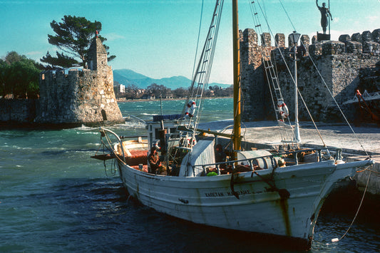 Ναύπακτος: το καϊκι με τον ψαρά στο λιμάνι