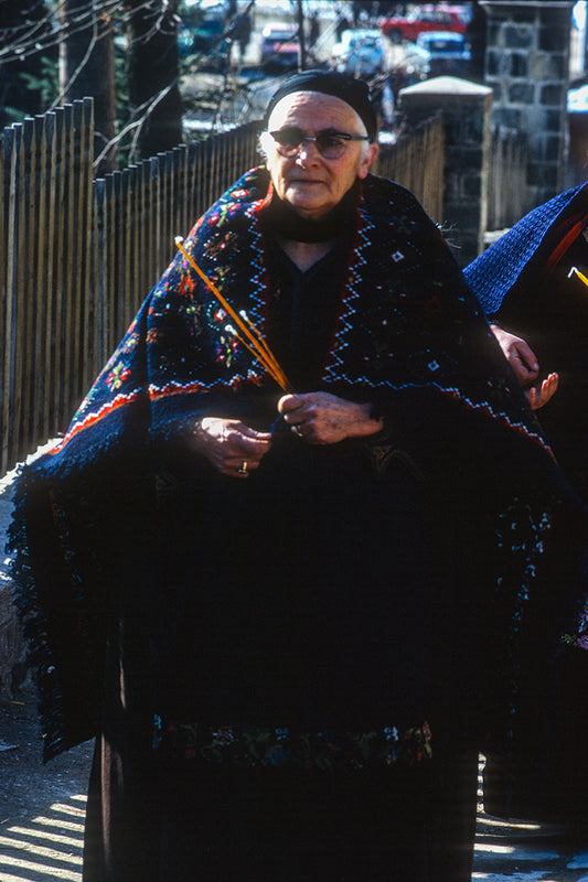 Μετσοβίτισσα πηγαίνει στην εκκλησία