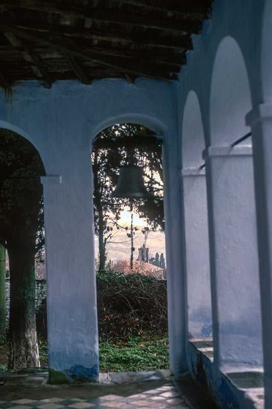 Οι καμάρες της εκκλησίας στα Αμπελάκια