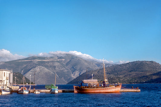 Πρός Ιθάκη ένα λιμανάκι με καϊκια