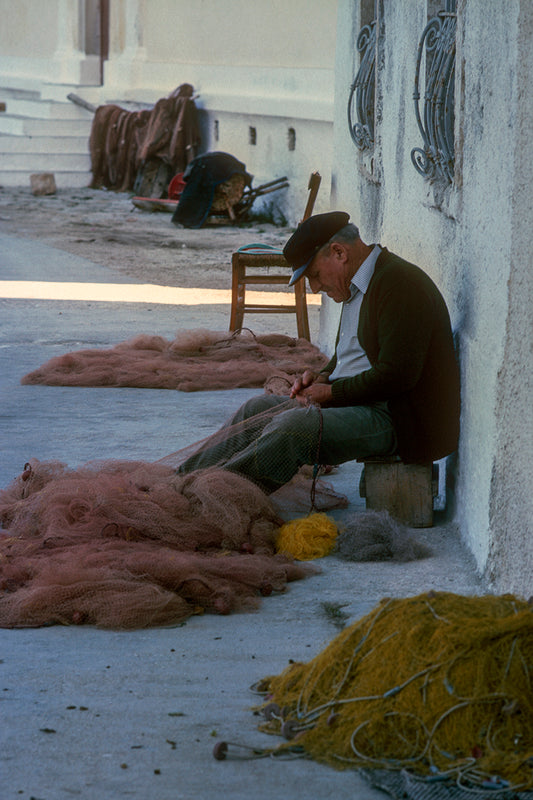 Ο ψαράς στους Παξούς μπαλώνει τα δίχτυα του