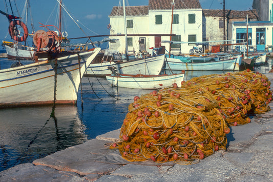 Τα δίχτυα και τα καϊκια στο λιμάνι στους Παξούς