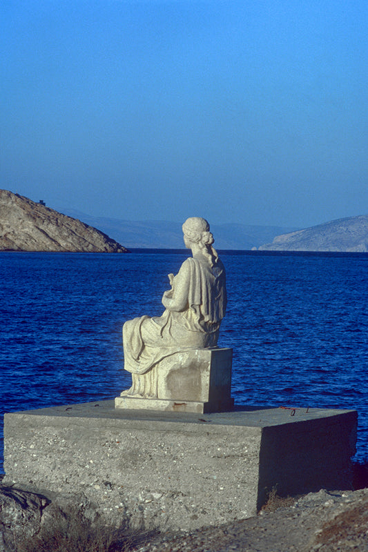 Αμοργός, το άγαλμα μπαίνοντας στο λιμάνι