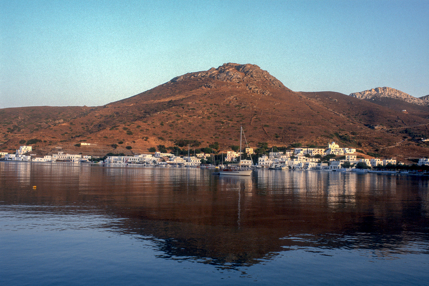 Πρωινή γαλήνη στα Κατάπολα στην Αμοργό