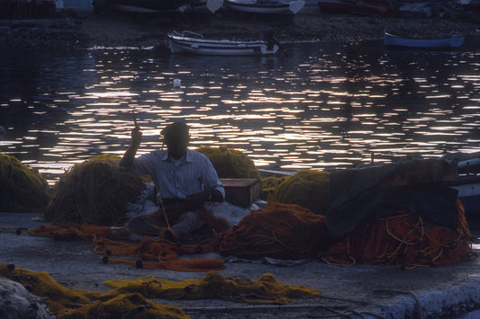 Μπαλώνει τα δίχτυα του