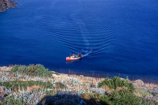 Καϊκι έξω από το Σούνιο