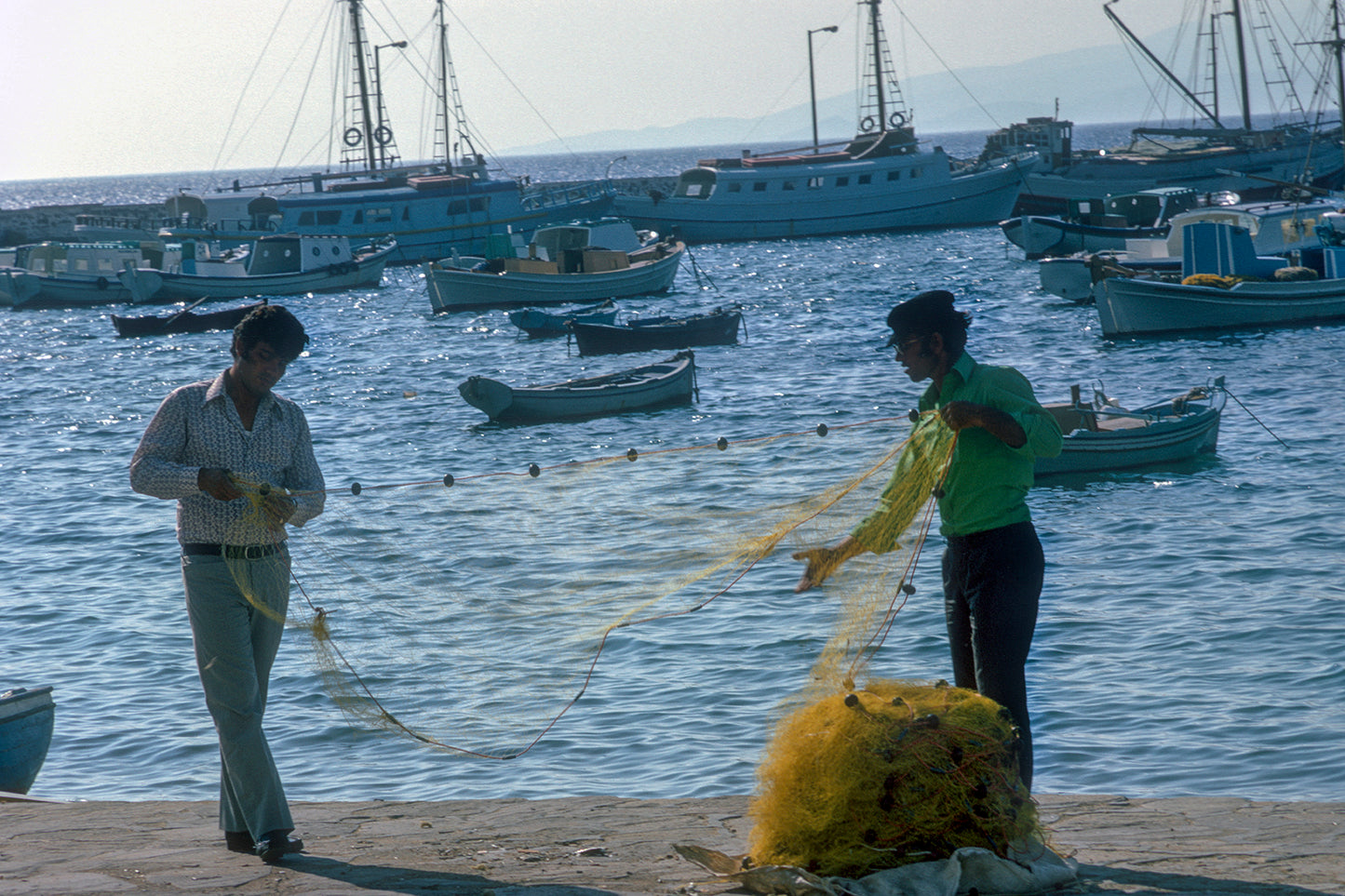 Ψαράδες στο λιμάνι στην Μύκονο