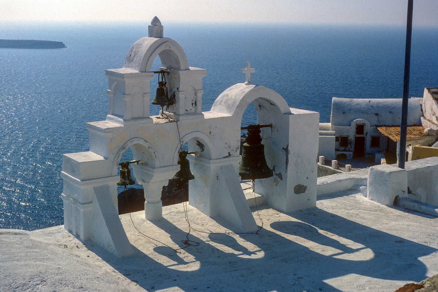 Μία εκκλησία στην Σαντορίνη