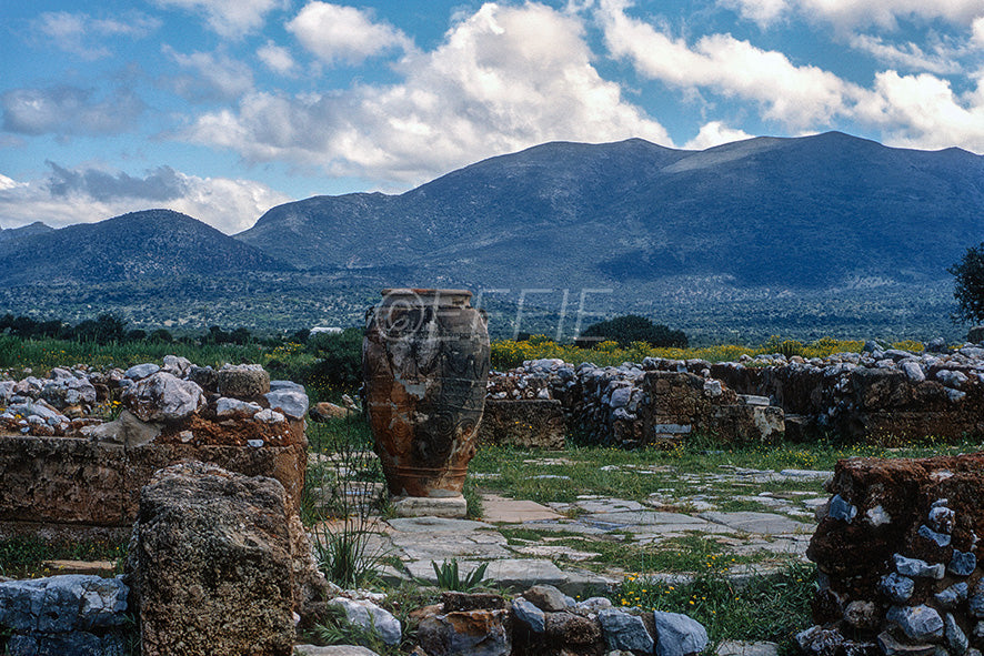 Κρήτη ένα πιθάρι στα Μάλια στον αρχαιολογικό χώρο