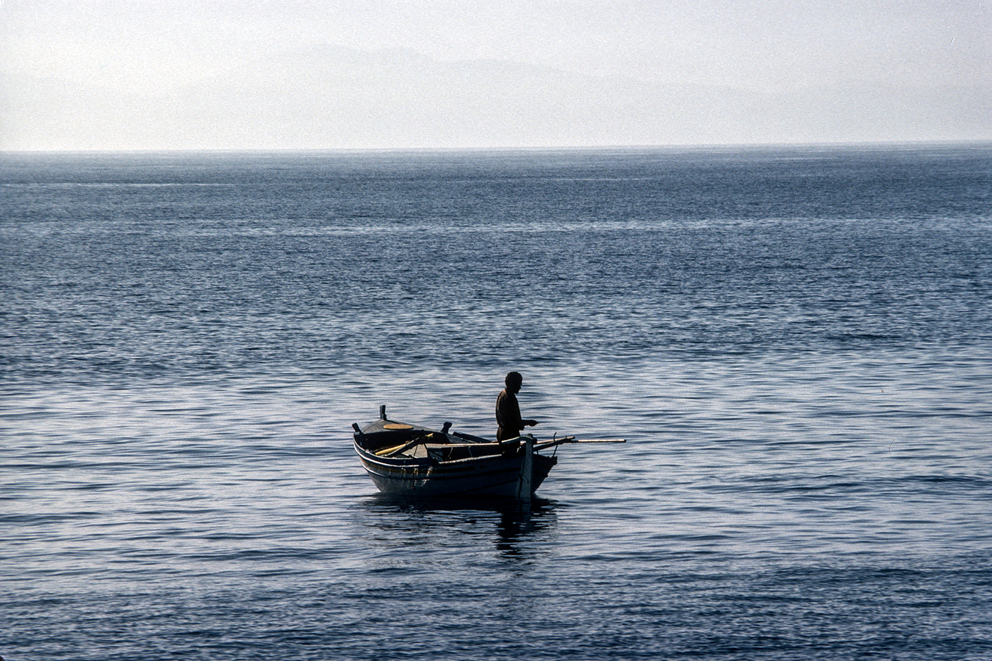 Κρήτη: Ένας ψαράς στην Ελούντα