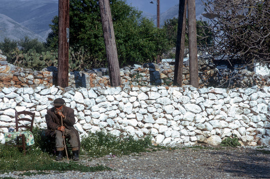 Μάνη ένας σκεπτικός γέροντας
