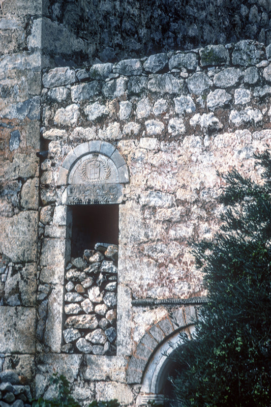 Μάνη στην Κέρια ανάγλυφο με το εθνόσημο