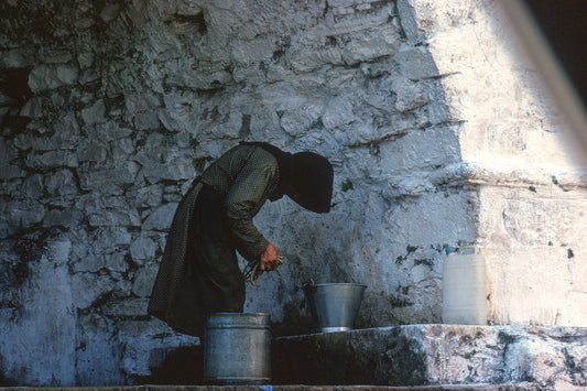 Μάνη με το κύρτωμα των χρόνων...