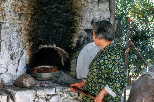 A woman is baking in Mani