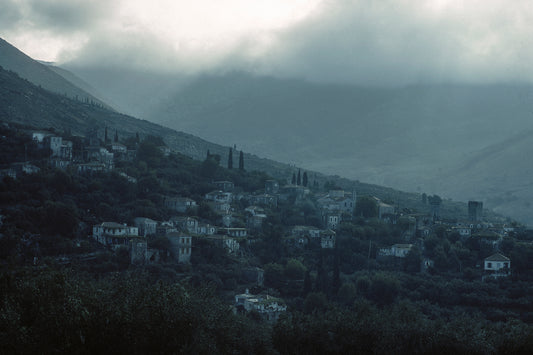 Πρωινή αχλύ σε χωριό της Μάνης