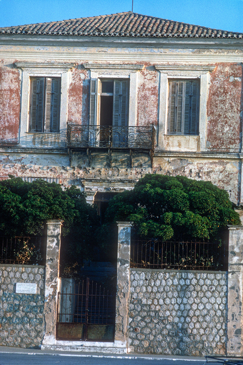 Η οικία Τσικλητήρα στην Πύλο το 1990 και στην σημερινή της μορφή