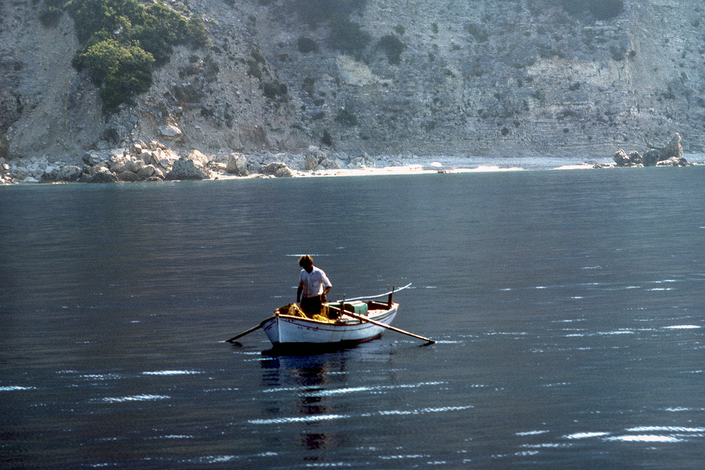 Το βαρκάκι με τον ψαρά κάπου στο Ιόνιο
