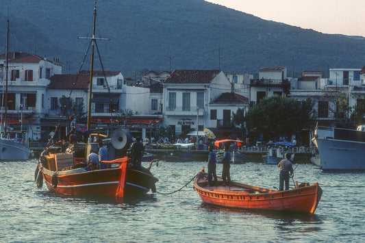 Καϊκια στην Αλόννησο μπαίνουν στο λιμάνι